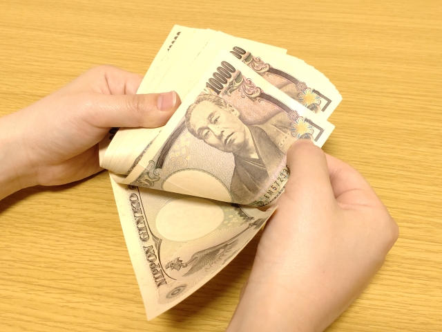 一万円札を数える