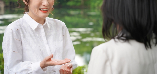 会話中の女性