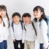 ランドセルを背負っている小学生の男女