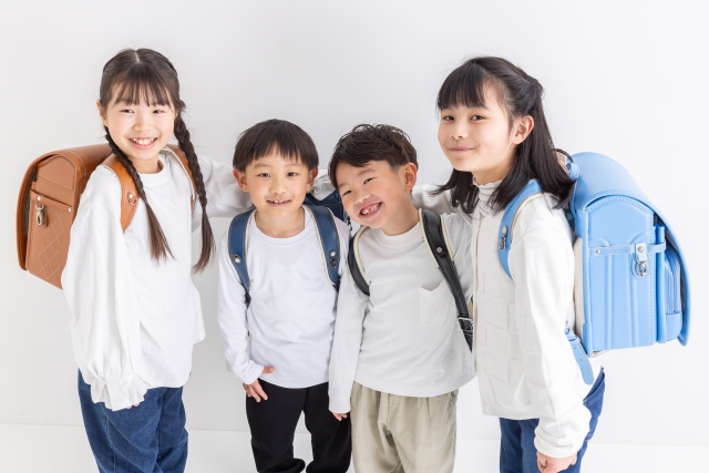 ランドセルを背負っている小学生の男女