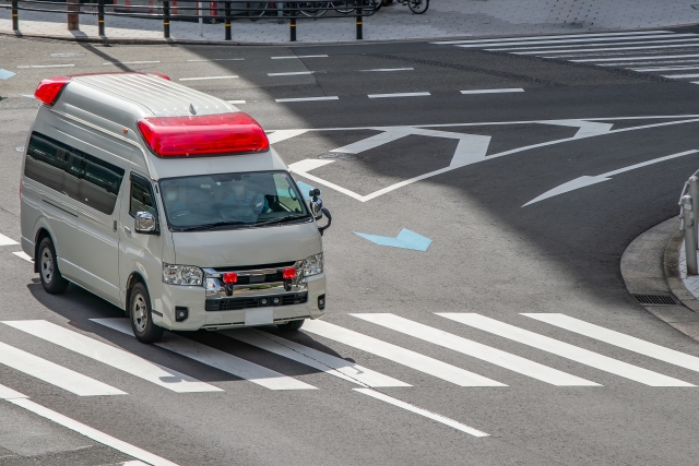 サイレンを鳴らす救急車