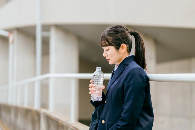 悩んでいる女子高生