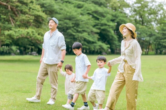 家族五人で歩いている