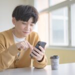 スマホを眺める男性