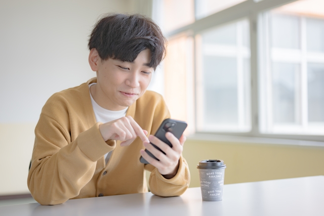 スマホを眺める男性