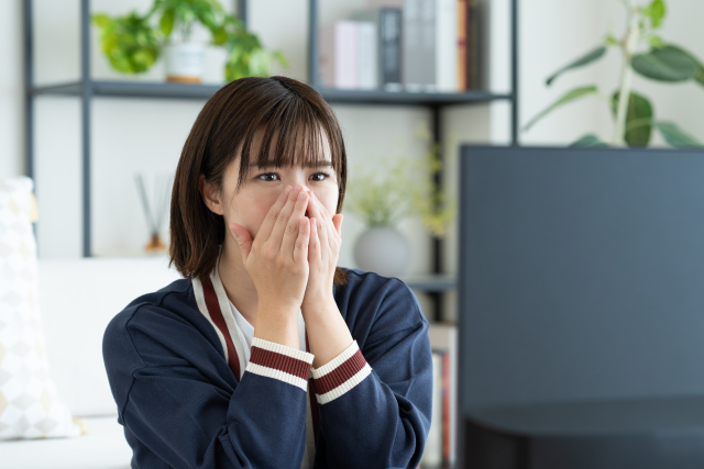 ドラマを見て感動する女性