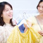 接客をする洋服屋の店員と客