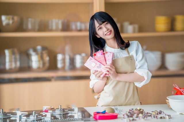 チョコを作って笑顔のパティシエ