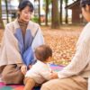 公園で過ごすママ友と子ども