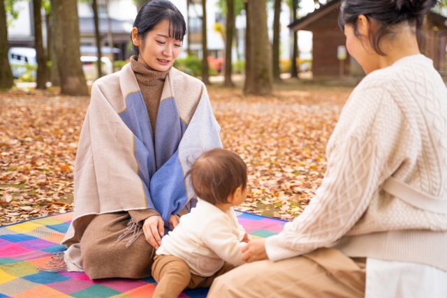 公園で過ごすママ友と子ども